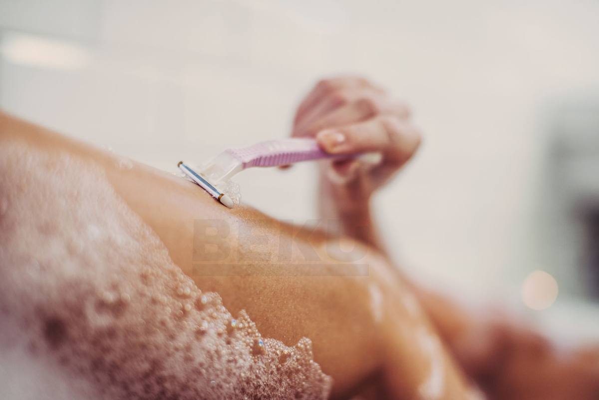 Afeitado de piernas en la tina con espuma